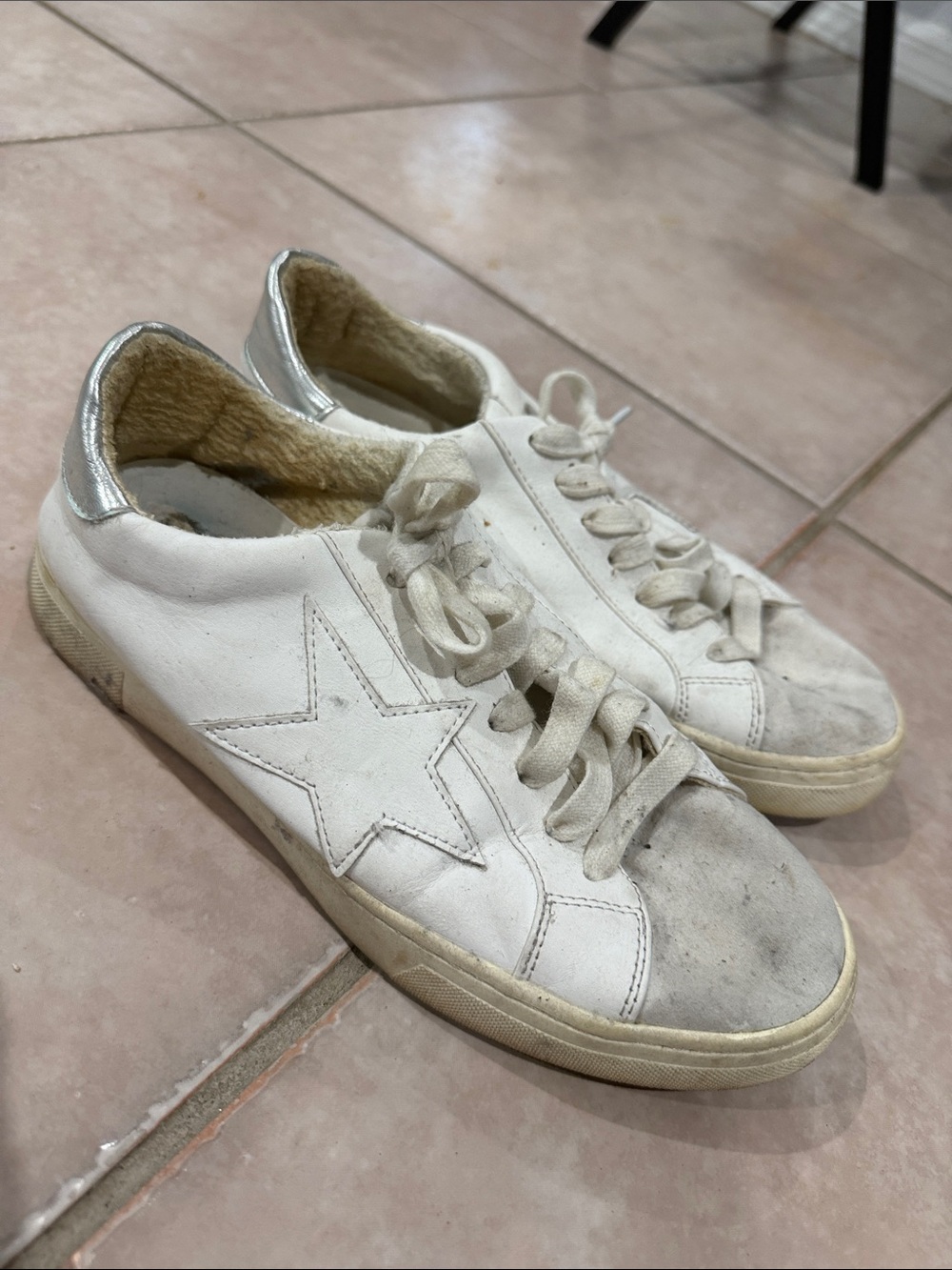 White Leather Star Accent Low-Top Sneakers size 7.5 @@@@